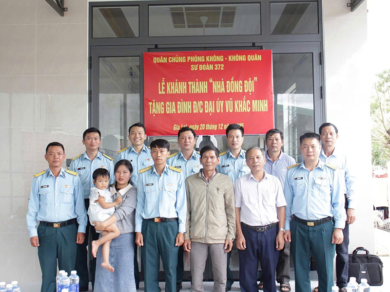 Trung đo&agrave;n 925 b&agrave;n giao &ldquo;Nh&agrave; Đồng đội&rdquo; tặng qu&acirc;n nh&acirc;n c&oacute; ho&agrave;n cảnh kh&oacute; khăn