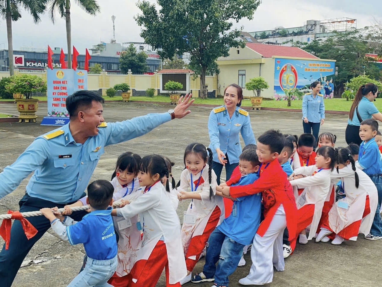 Sư đo&agrave;n 372 phối hợp với c&aacute;c trường học tổ chức hoạt động tham quan, gi&aacute;o dục truyền thống