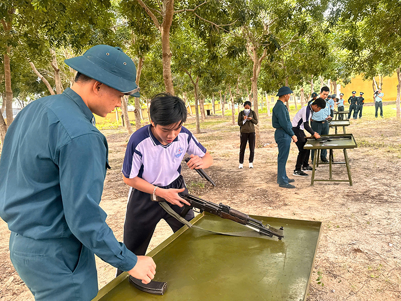 Trung đoàn 274 tổ chức Chương trình trải nghiệm “Chúng em tập làm chiến sĩ” và Hội thao giáo dục quốc phòng - an ninh năm học 2024-2025