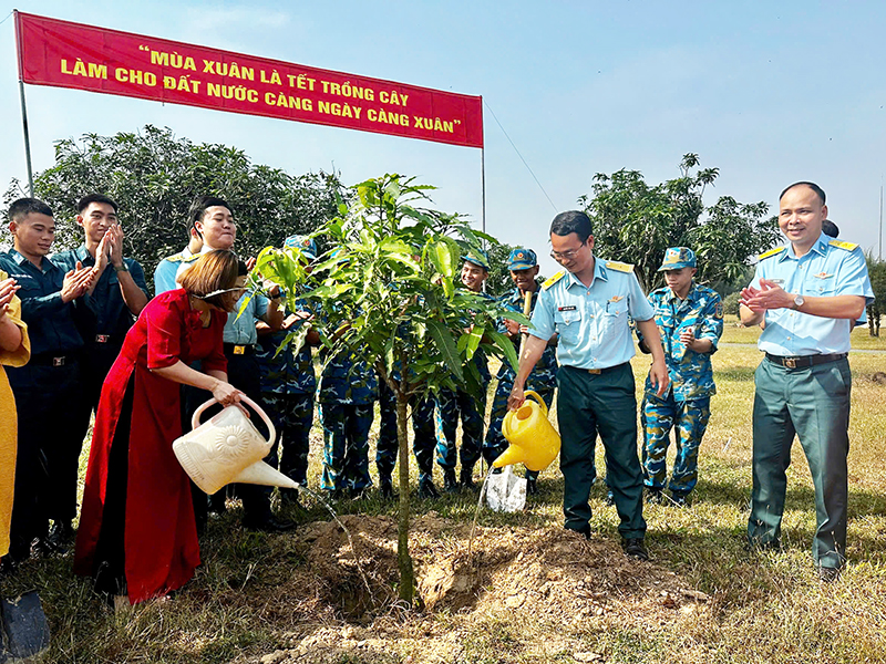 Tiểu đoàn 44 tổ chức Chương trình “Xuân canh trời - Tết thắm tình quân dân” và phát động “Tết trồng cây đời đời nhớ ơn Bác Hồ”