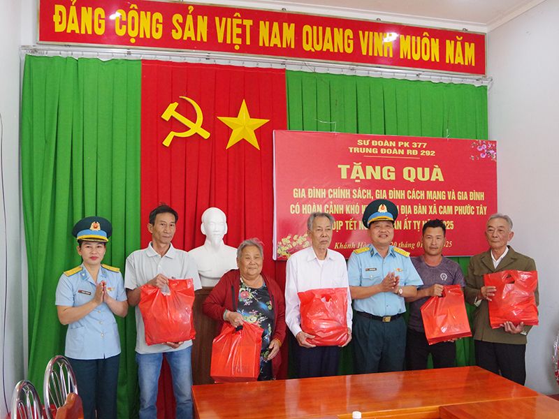 Trung đoàn 292 thăm và tặng quà Tết các gia đình chính sách có hoàn cảnh khó khăn trên địa bàn huyện Cam Lâm, tỉnh Khánh Hòa