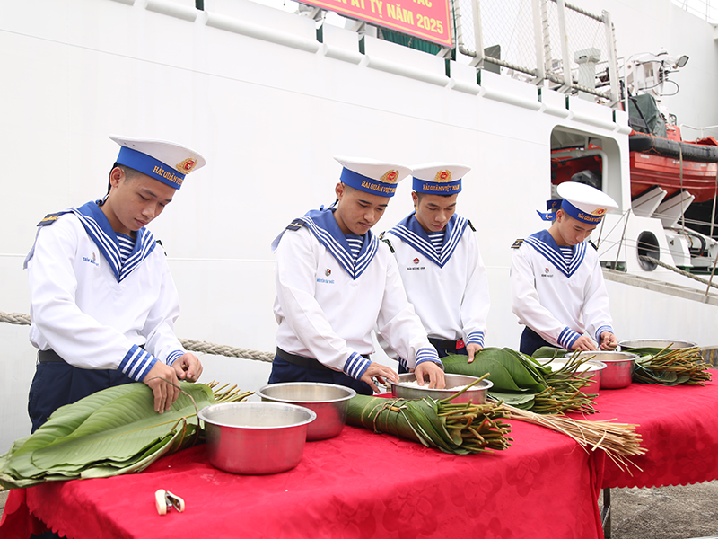 Bộ Tư lệnh Vùng 3 Hải quân khởi hành đi thăm, chúc Tết cán bộ, chiến sĩ và quân, dân huyện đảo Cồn Cỏ, Lý Sơn