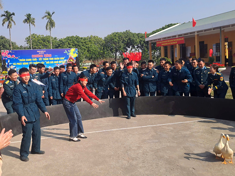 Trung đoàn 218 tổ chức Chương trình “Xuân canh trời - Tết thắm tình quân dân” và phát động Tết trồng cây “Đời đời nhớ ơn Bác Hồ”