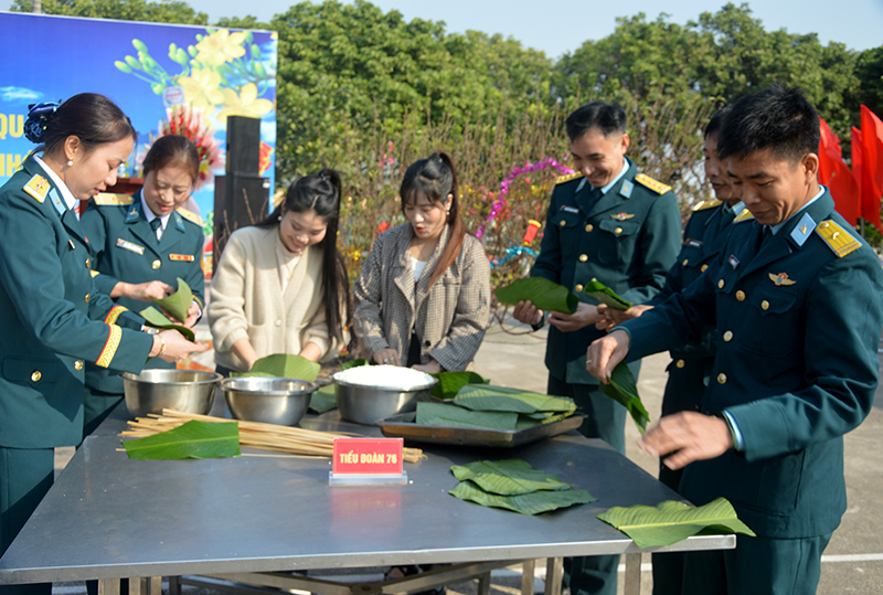 Trung đoàn 218 tổ chức Chương trình “Xuân canh trời - Tết thắm tình quân dân” và phát động Tết trồng cây “Đời đời nhớ ơn Bác Hồ”