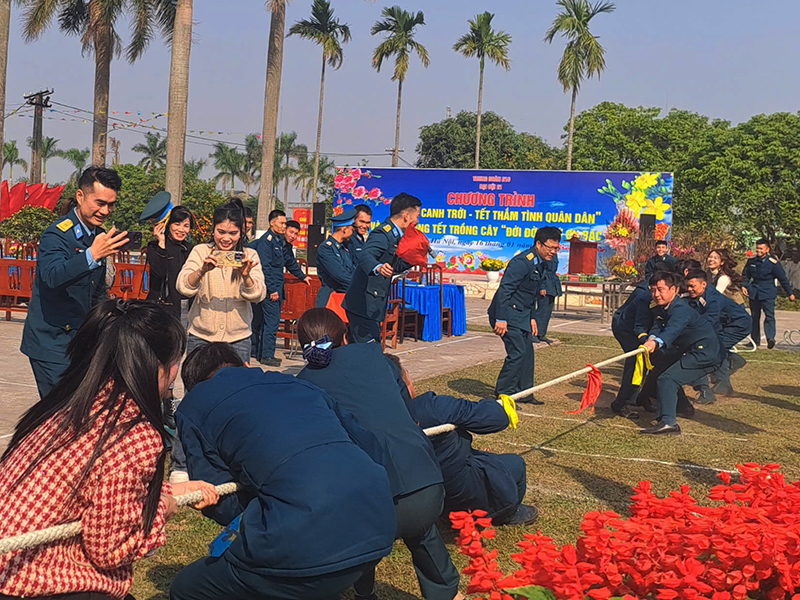 Trung đoàn 218 tổ chức Chương trình “Xuân canh trời - Tết thắm tình quân dân” và phát động Tết trồng cây “Đời đời nhớ ơn Bác Hồ”