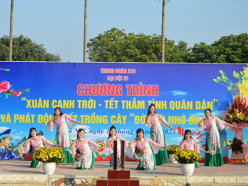 Trung đoàn 218 tổ chức Chương trình “Xuân canh trời - Tết thắm tình quân dân” và phát động Tết trồng cây “Đời đời nhớ ơn Bác Hồ”