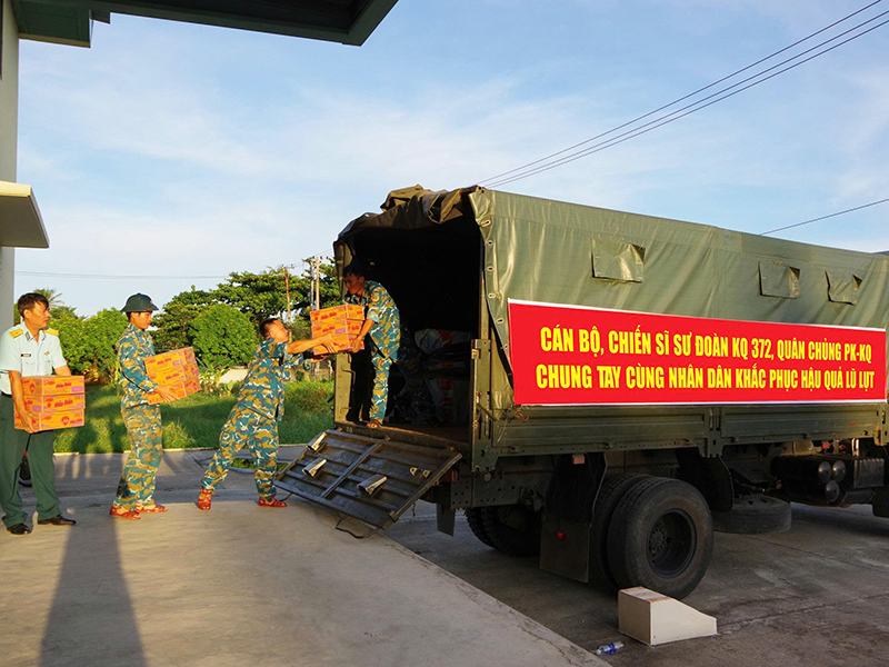 Sư đoàn Không quân 372 tổ chức quyên góp, ủng hộ nhân dân vùng lũ Miền Bắc