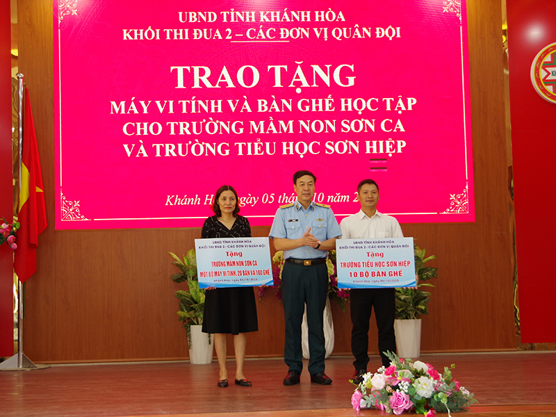 Trường Sĩ quan Không quân phối hợp với các tổ chức tặng quà các gia đình, nhà trường và thiếu nhi có hoàn cảnh khó khăn