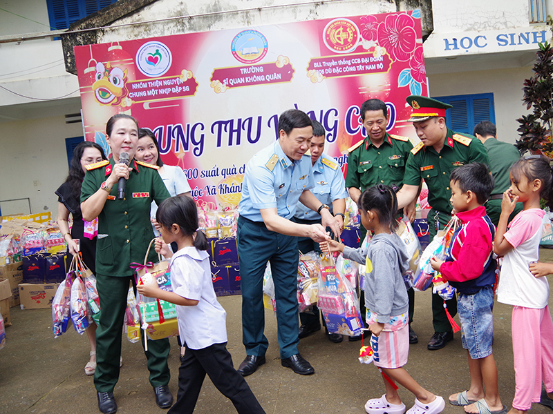 Trường Sĩ quan Không quân phối hợp với các tổ chức tặng quà các gia đình, nhà trường và thiếu nhi có hoàn cảnh khó khăn