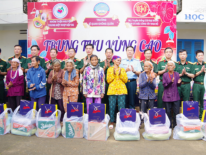 Trường Sĩ quan Không quân phối hợp với các tổ chức tặng quà các gia đình, nhà trường và thiếu nhi có hoàn cảnh khó khăn