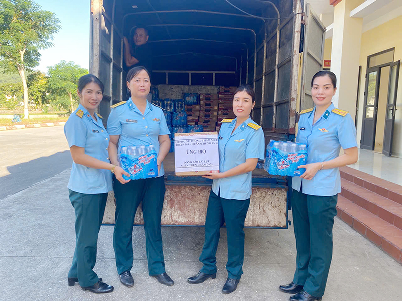 Hội Phụ nữ Phòng Tham mưu Sư đoàn 363 chung tay ủng hộ đồng bào các tỉnh Miền Trung