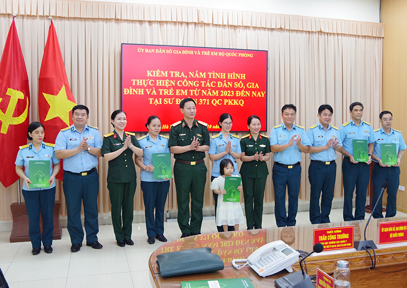 Bộ Quốc phòng kiểm tra, nắm tình hình công tác Dân số, gia đình và trẻ em tại Quân chủng Phòng không - Không quân từ năm 2023 đến nay