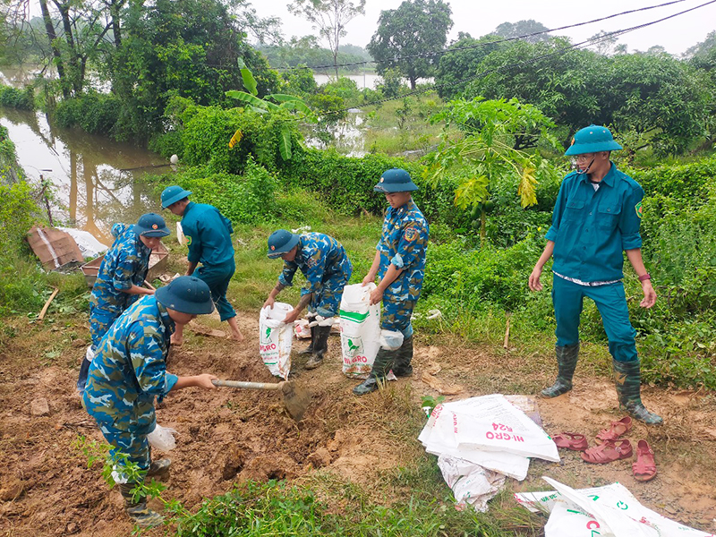 Trung đoàn 236 giúp nhân dân khắc phục hậu quả bão số 11 (Matmo)