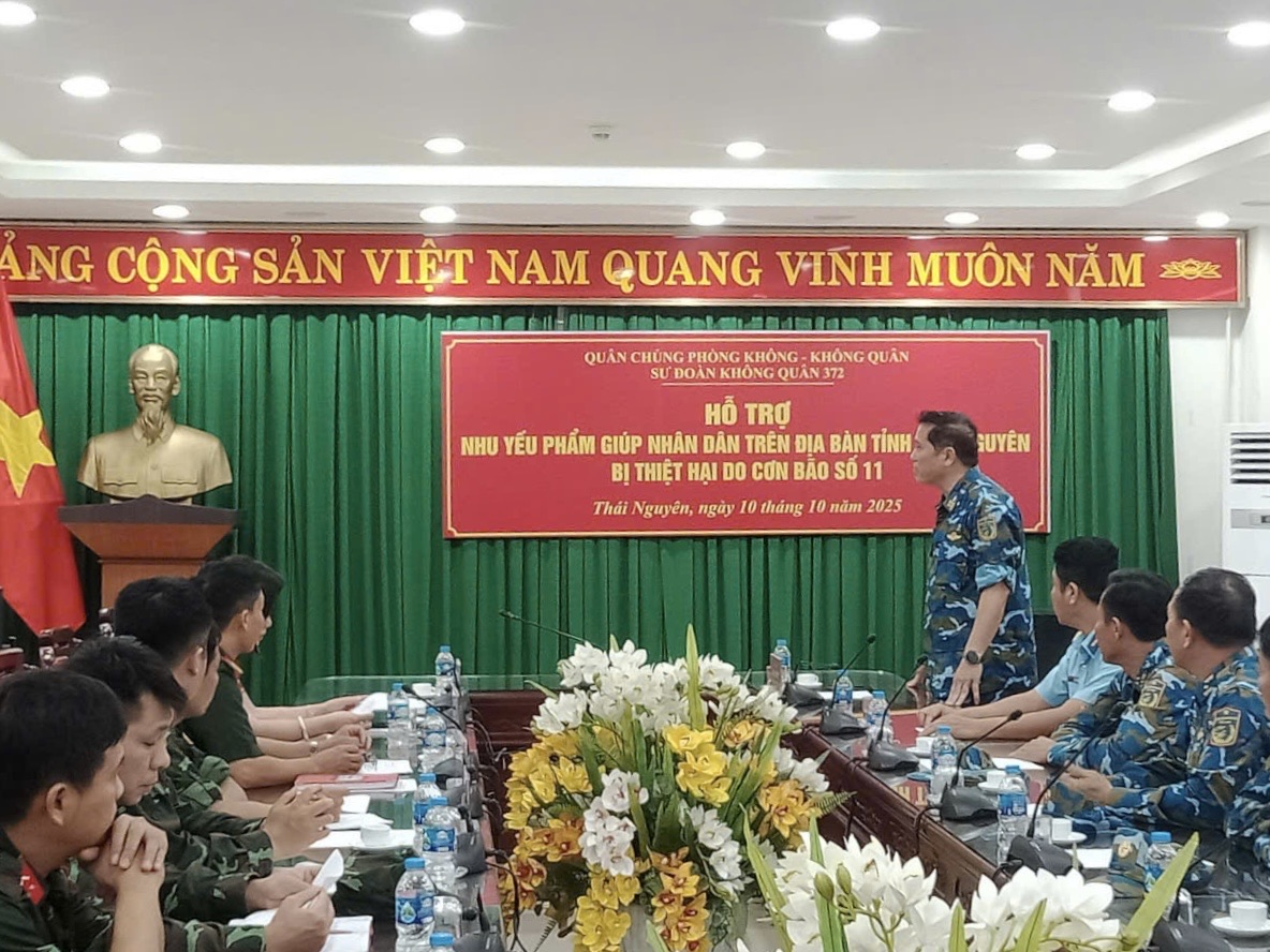 Sư đoàn 372 bàn giao nhu yếu phẩm  hỗ trợ đồng bào vùng lũ tại tỉnh Thái Nguyên