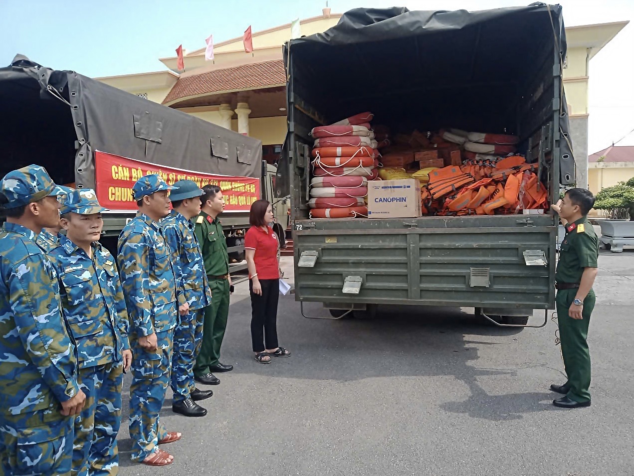 Sư đoàn 372 bàn giao nhu yếu phẩm
hỗ trợ đồng bào vùng lũ tại tỉnh Thái Nguyên