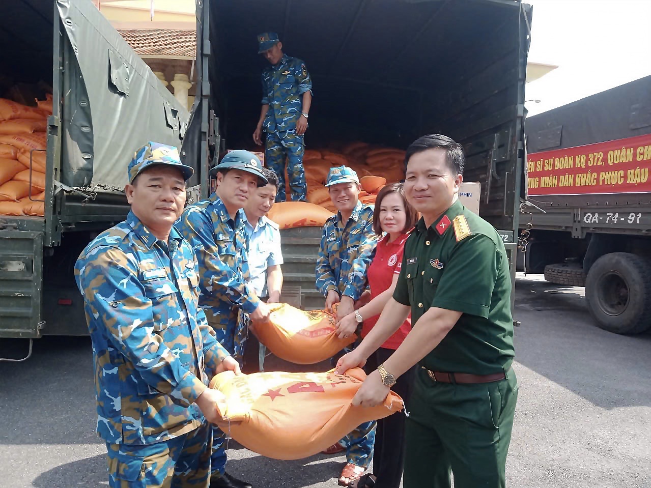 Sư đoàn 372 bàn giao nhu yếu phẩm
hỗ trợ đồng bào vùng lũ tại tỉnh Thái Nguyên