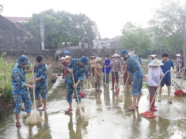 Hơn 100 cán bộ, chiến sĩ Sư đoàn 371 giúp nhân dân khắc phục hậu quả bão số 11