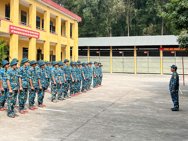 Bộ đội Phòng hóa 23, Bộ Tham mưu Phòng không - Không quân giúp nhân dân xã Sóc Sơn, TP Hà Nội thu hoạch lúa do ảnh hưởng của bão số 11