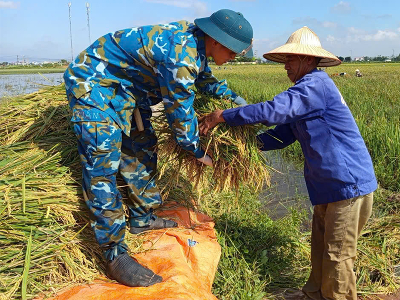 Cán bộ, chiến sĩ Lữ đoàn Công binh 28, Quân chủng Phòng không-Không quân giúp nhân dân khắc phục hậu quả mưa lũ sau bão số 10