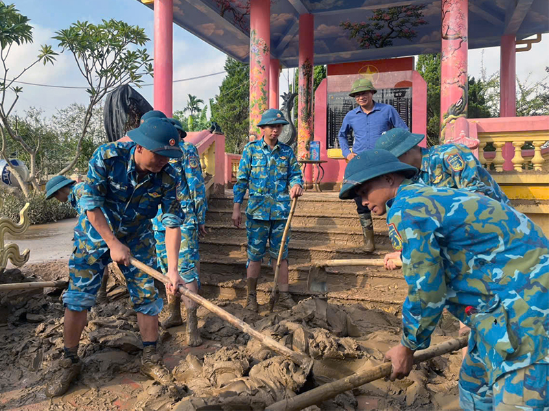 Cán bộ, chiến sĩ Lữ đoàn Công binh 28, Quân chủng Phòng không-Không quân giúp nhân dân khắc phục hậu quả mưa lũ sau bão số 10