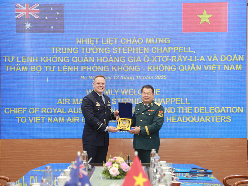 Tư lệnh Không quân Hoàng gia Australia thăm và làm việc tại Quân chủng Phòng không - Không quân