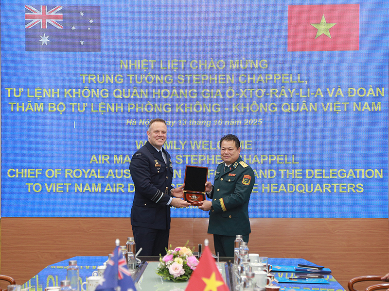 Tư lệnh Không quân Hoàng gia Australia thăm và làm việc tại Quân chủng Phòng không - Không quân