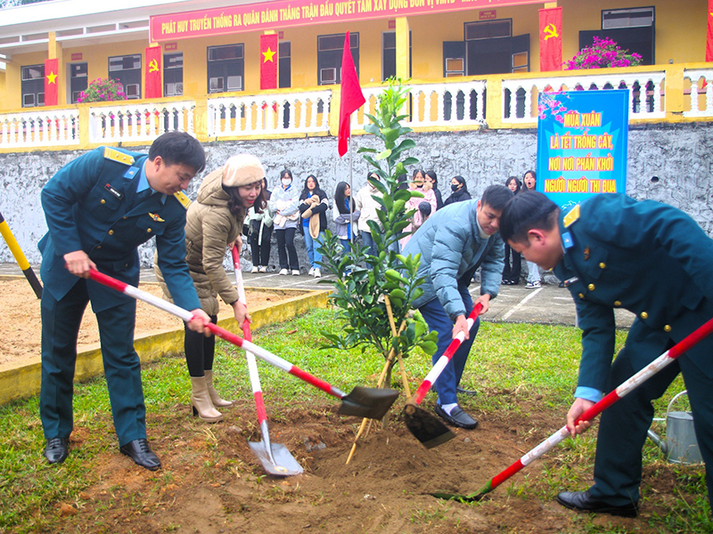 Sư đoàn 363 tổ chức “Tết trồng cây đời đời nhớ ơn Bác Hồ” xuân Ất Tỵ 2025