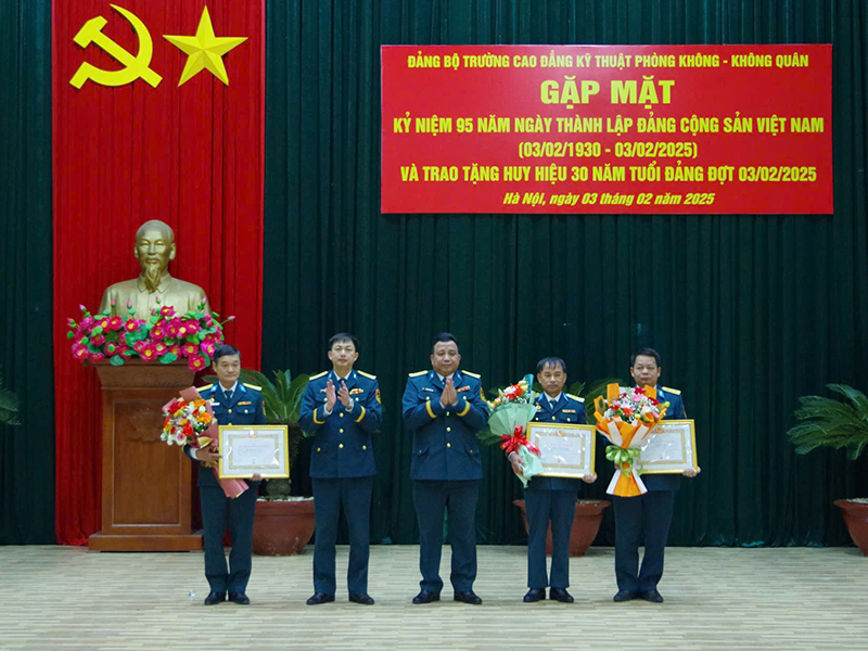 Trường Cao đẳng Kỹ thuật PK-KQ gặp mặt kỷ niệm 95 năm Ngày thành lập Đảng Cộng sản Việt Nam và trao Huy hiệu 30 năm tuổi Đảng