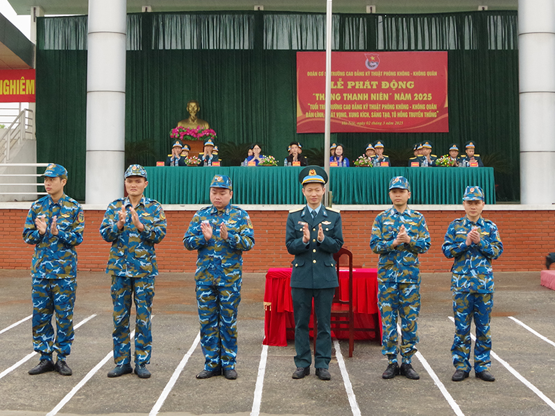 Đoàn cơ sở Trường Cao đẳng Kỹ thuật Phòng không - Không quân tổ chức Lễ phát động “Tháng Thanh niên” năm 2025