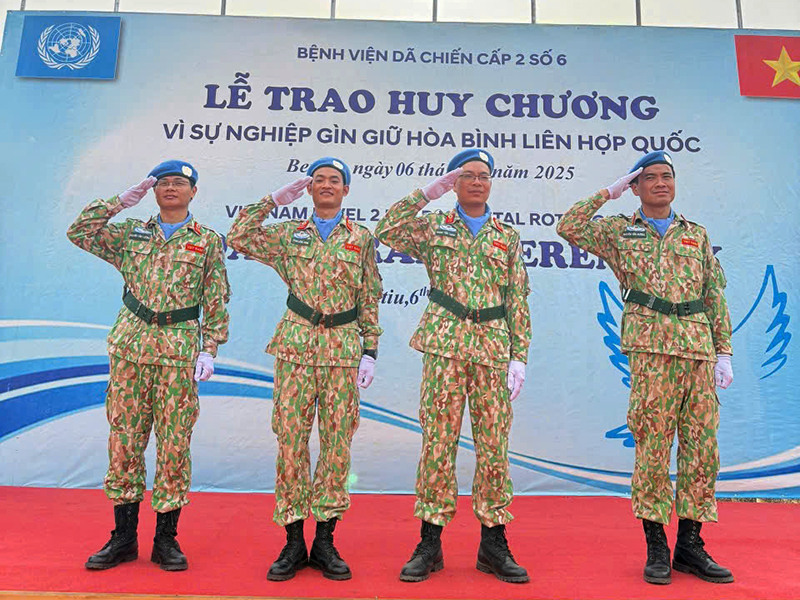 Sĩ quan Gìn giữ Hòa bình của Quân chủng Phòng không- Không quân tại Nam Sudan được trao Huy chương Vì sự nghiệp Gìn giữ Hòa bình Liên Hợp Quốc