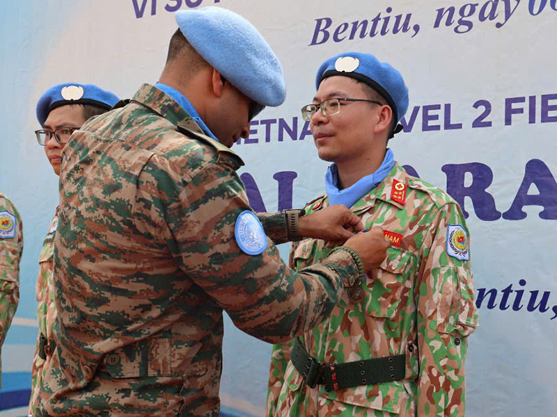 Sĩ quan Gìn giữ Hòa bình của Quân chủng Phòng không- Không quân tại Nam Sudan được trao Huy chương Vì sự nghiệp Gìn giữ Hòa bình Liên Hợp Quốc