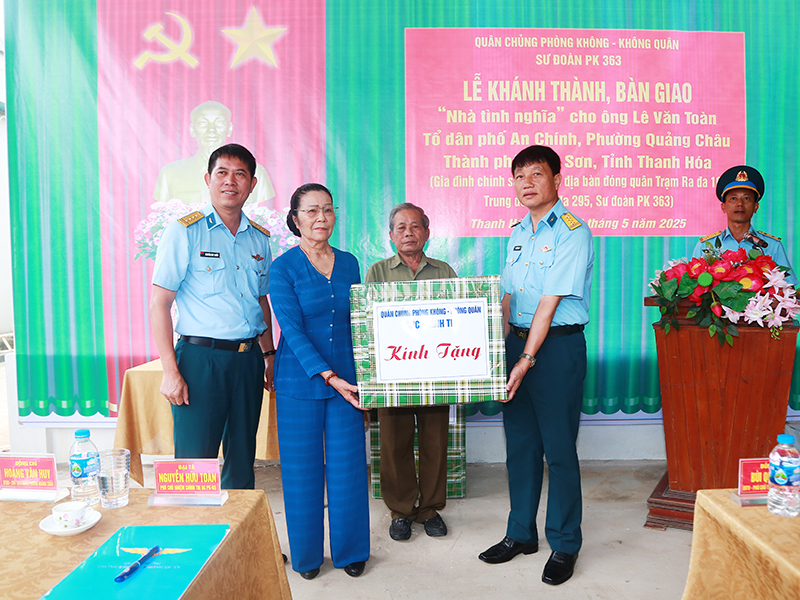Sư đoàn Phòng không 363 bàn giao “Nhà tình nghĩa” và “Nhà đại đoàn kết” tặng các gia đình trên địa bàn tỉnh Thanh Hóa