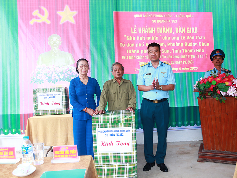 Sư đoàn Phòng không 363 bàn giao “Nhà tình nghĩa” và “Nhà đại đoàn kết” tặng các gia đình trên địa bàn tỉnh Thanh Hóa