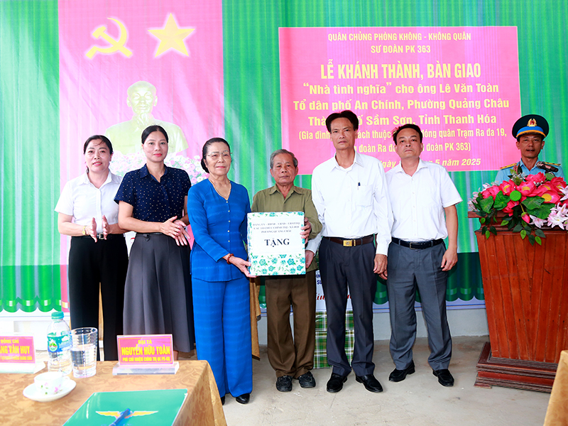 Sư đoàn Phòng không 363 bàn giao “Nhà tình nghĩa” và “Nhà đại đoàn kết” tặng các gia đình trên địa bàn tỉnh Thanh Hóa