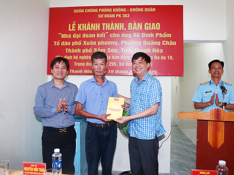 Sư đoàn Phòng không 363 bàn giao “Nhà tình nghĩa” và “Nhà đại đoàn kết” tặng các gia đình trên địa bàn tỉnh Thanh Hóa
