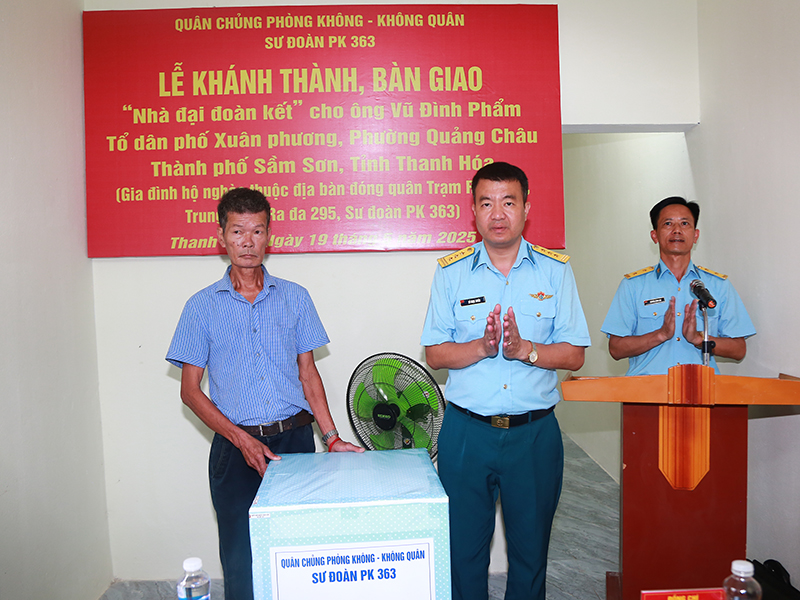Sư đoàn Phòng không 363 bàn giao “Nhà tình nghĩa” và “Nhà đại đoàn kết” tặng các gia đình trên địa bàn tỉnh Thanh Hóa