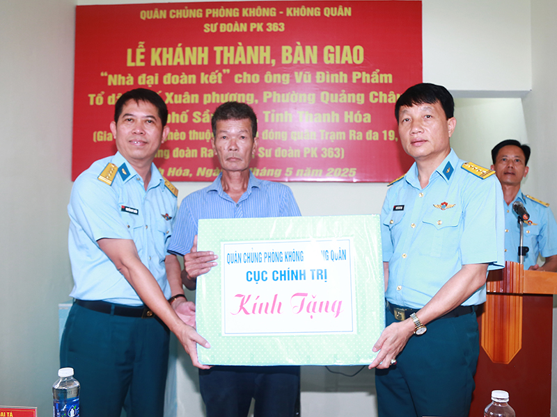 Sư đoàn Phòng không 363 bàn giao “Nhà tình nghĩa” và “Nhà đại đoàn kết” tặng các gia đình trên địa bàn tỉnh Thanh Hóa