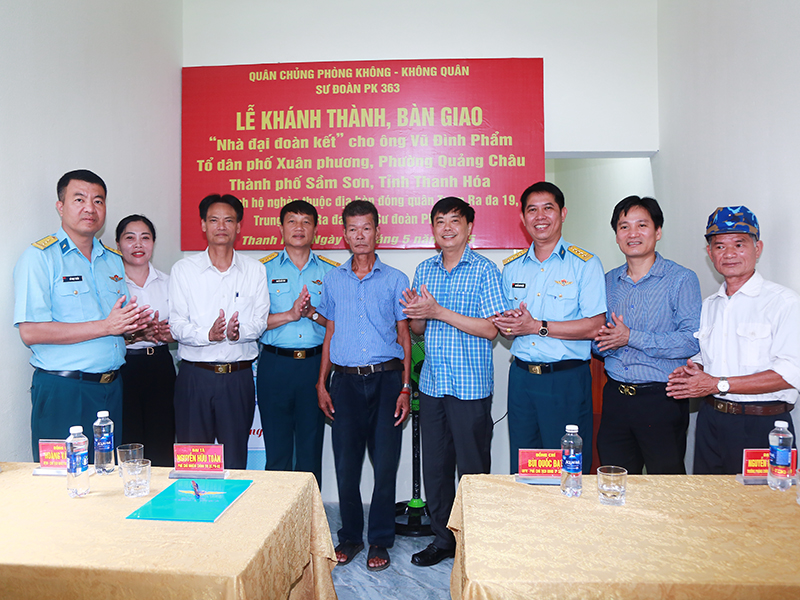 Sư đoàn Phòng không 363 bàn giao “Nhà tình nghĩa” và “Nhà đại đoàn kết” tặng các gia đình trên địa bàn tỉnh Thanh Hóa