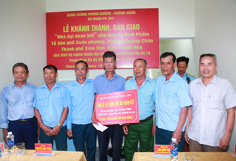 Sư đoàn Phòng không 363 bàn giao “Nhà tình nghĩa” và “Nhà đại đoàn kết” tặng các gia đình trên địa bàn tỉnh Thanh Hóa