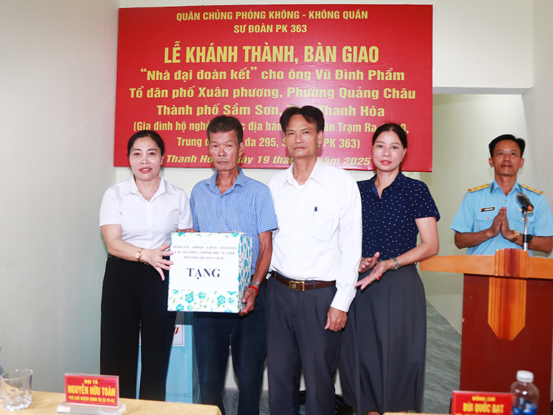 Sư đoàn Phòng không 363 bàn giao “Nhà tình nghĩa” và “Nhà đại đoàn kết” tặng các gia đình trên địa bàn tỉnh Thanh Hóa