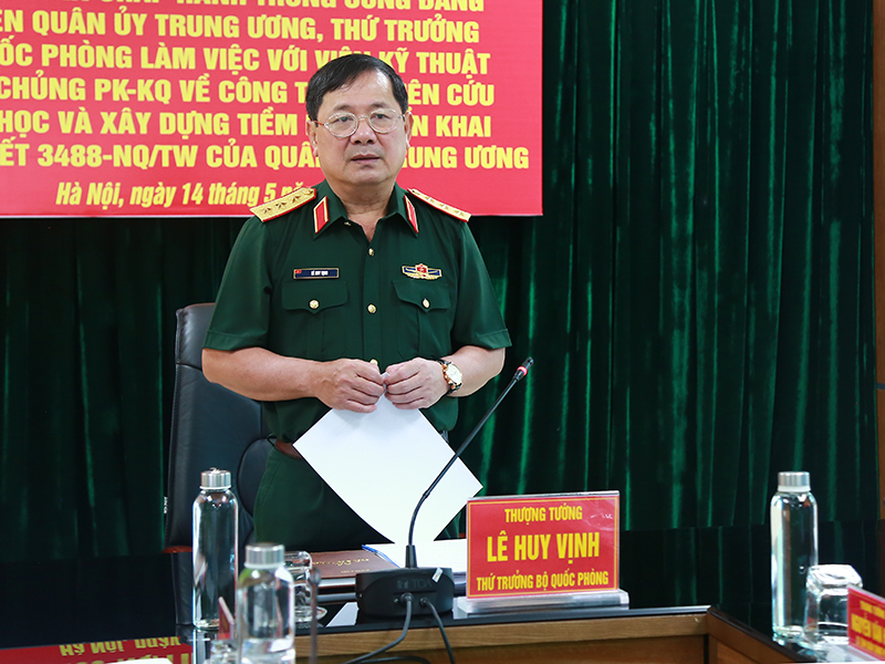 Thượng tướng Lê Huy Vịnh - Thứ trưởng Bộ Quốc phòng kiểm tra Viện Kỹ thuật PK-KQ