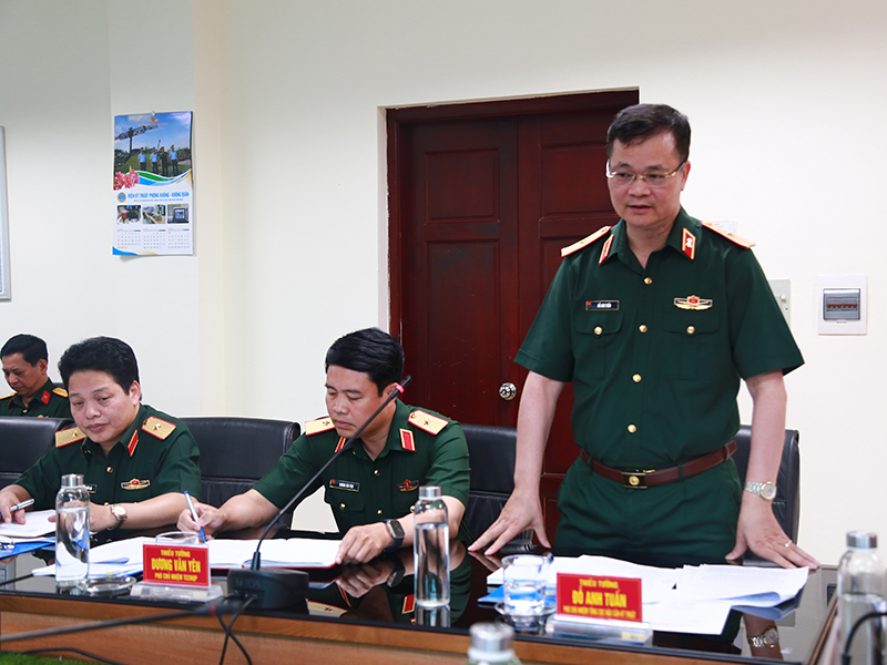 Thượng tướng Lê Huy Vịnh - Thứ trưởng Bộ Quốc phòng kiểm tra Viện Kỹ thuật PK-KQ