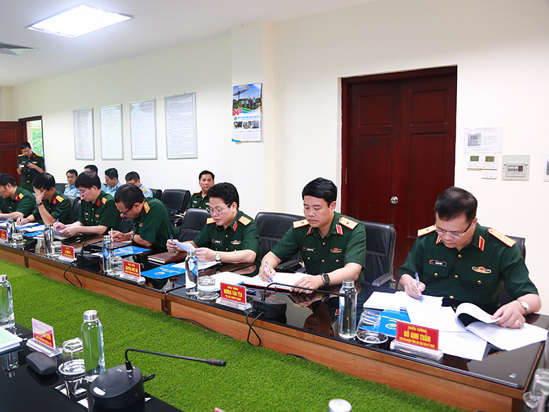 Thượng tướng Lê Huy Vịnh - Thứ trưởng Bộ Quốc phòng kiểm tra Viện Kỹ thuật PK-KQ