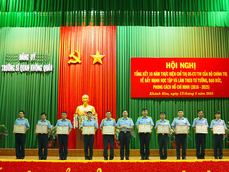 Đảng ủy Trường Sĩ quan Không quân tổng kết 10 năm thực hiện Chỉ thị 05 của Bộ Chính trị