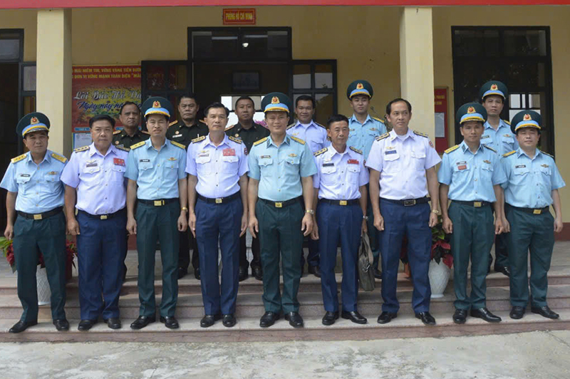 Thủ trưởng Bộ Tư lệnh Quân chủng Phòng không - Không quân tiếp xã giao đoàn cán bộ Không quân Lào