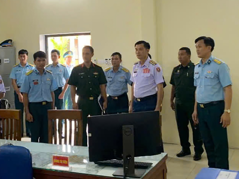 Thủ trưởng Bộ Tư lệnh Quân chủng Phòng không - Không quân tiếp xã giao đoàn cán bộ Không quân Lào