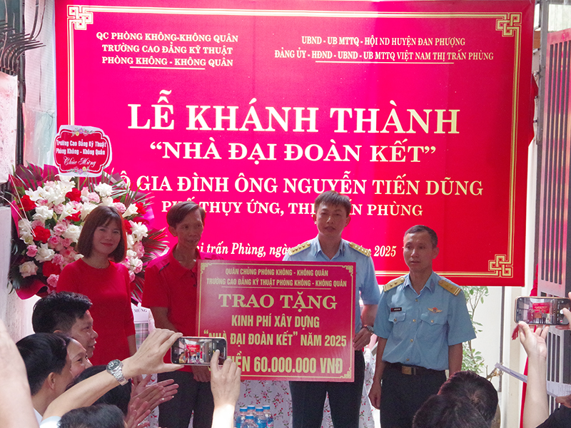 Trường Cao đẳng Kỹ thuật Phòng không - Không quân khánh thành “Nhà đại đoàn kết” tặng gia đình ông Nguyễn Tiến Dũng
