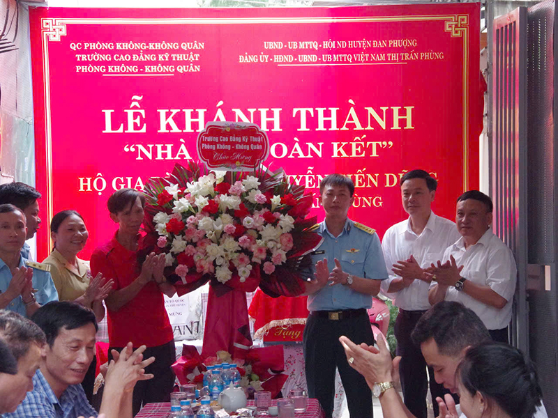 Trường Cao đẳng Kỹ thuật Phòng không - Không quân khánh thành “Nhà đại đoàn kết” tặng gia đình ông Nguyễn Tiến Dũng