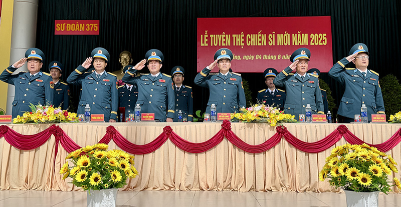 Các đơn vị trong Quân chủng Phòng không - Không quân tổ chức Lễ tuyên thệ chiến sĩ mới năm 2025