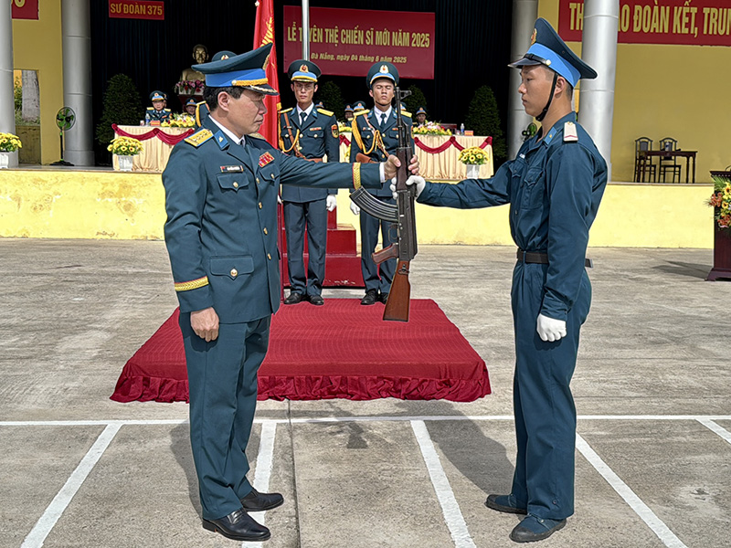 Các đơn vị trong Quân chủng Phòng không - Không quân tổ chức Lễ tuyên thệ chiến sĩ mới năm 2025